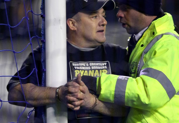 Handjárnaði maðurinn á Goodison Park í kvöld.