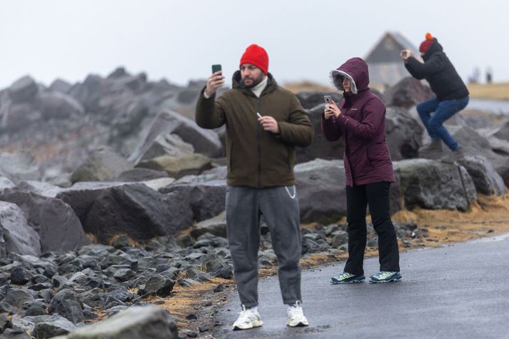 Hiti verður á bilinu núll til sex stig, en um eða undir frostmarki á Norður- og Austurlandi.