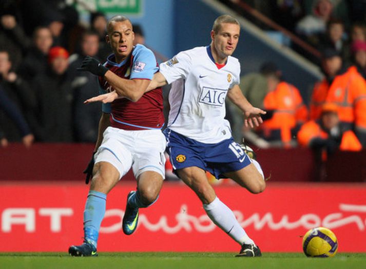 Gabriel Agbonlahor í baráttu við Nemanja Vidic í leiknum í dag.