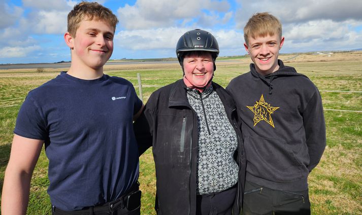 Þórunn Jónasdóttir skólastjóri Flóaskóla, ásamt þeim Benóný (t.v.) og Magnúsi Ögra, sem áttu hugmyndina að deginum, sem verður væntanlega hér eftir gerður að árlegum viðburði á vorin.