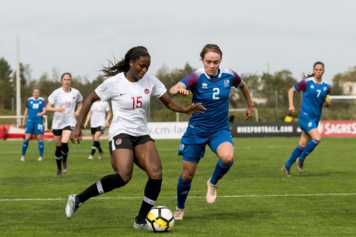 Sif Atladóttir hefur góðar gætur á Nichelle Prince í leik Íslands og Kanada á Algarve-mótinu.