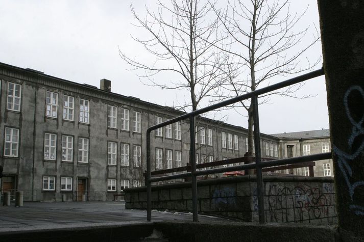 Tilkynnandi hafi komið auga á manninn á skólalóð Austurbæjarskóla, athugað með líðan hans og hringt á lögreglu í kjölfarið.