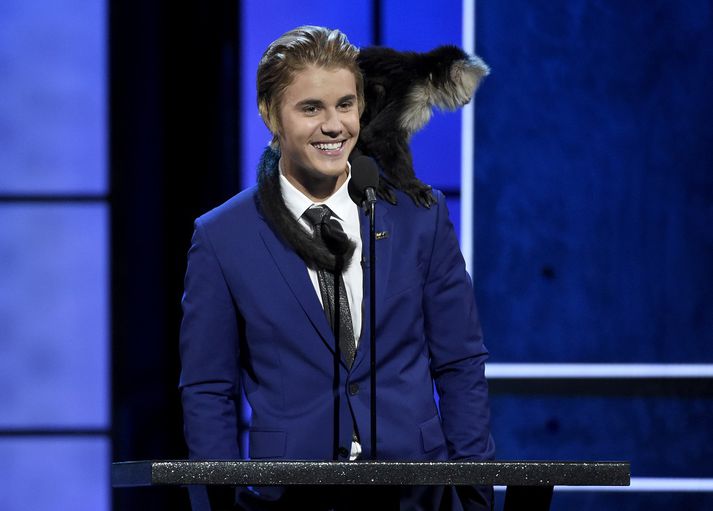 Undiir lok kvöldsins bað Justin Bieber aðdáendur sína afsökunar á hegðun sinni síðustu misseri.