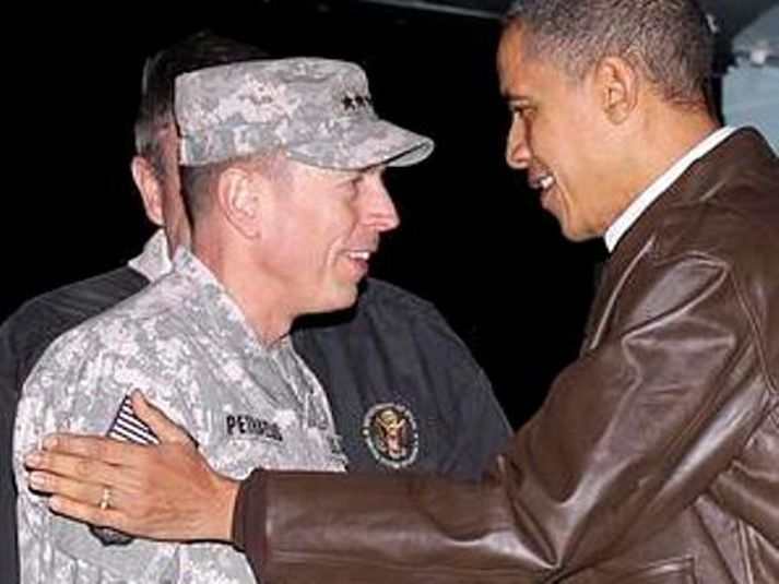 Obama ásamt  David Petraeus hershöfðingja í Afganistan.