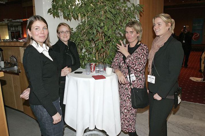 Bera saman bækur sínar. Þórlaug, Hildur, Fjóla og Rúna Rut virtust ánægðar með ráðstefnu Nordic eMarketing.