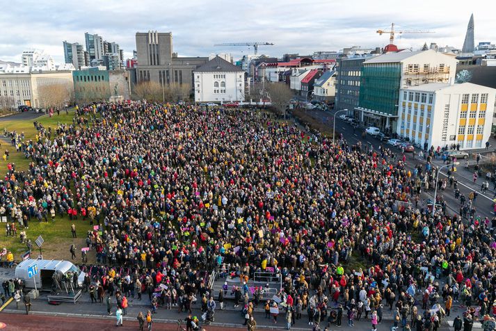 Meiri sveiflur eru í launaþróun hér á landi en annars staðar sé þróunin mæld á föstu verðlagi og í sama gjaldmiðli.