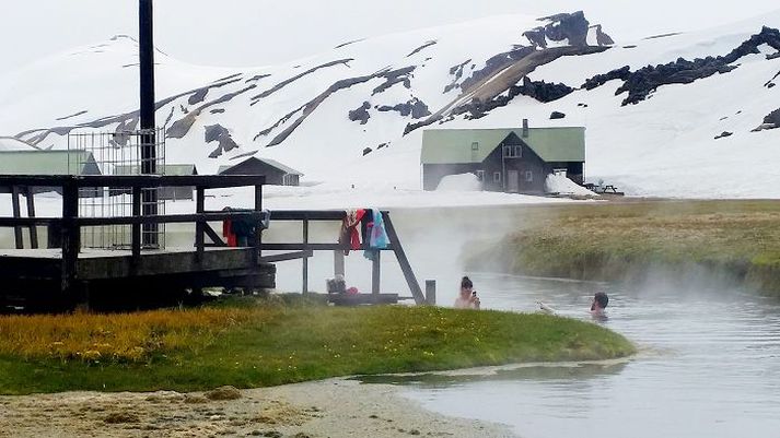 Þessir ferðamenn létu snjóþungann ekki hafa áhrif á sig.