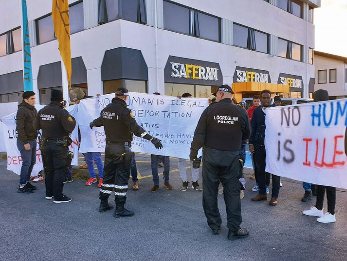 Mótmælendur munduðu borða með kröfum sínum.