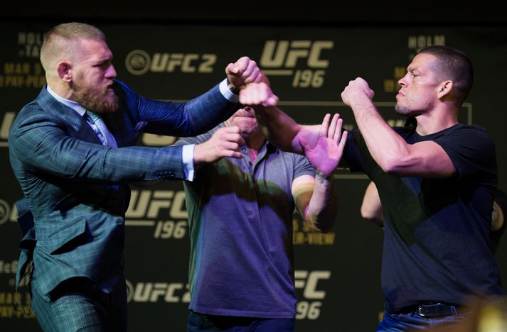 Conor McGregor og Nate Diaz á sviðinu í kvöld.