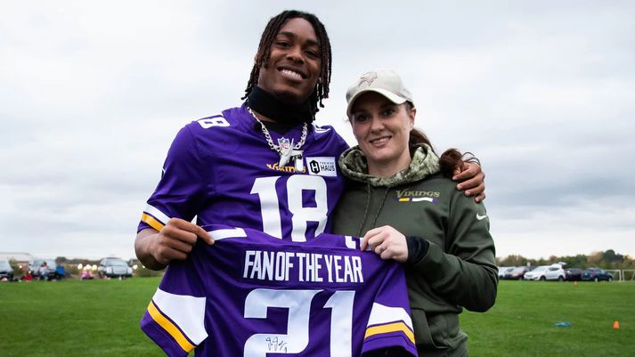 Justin Jefferson afhendir Ólöfu Indriðadóttir verðlaunin.