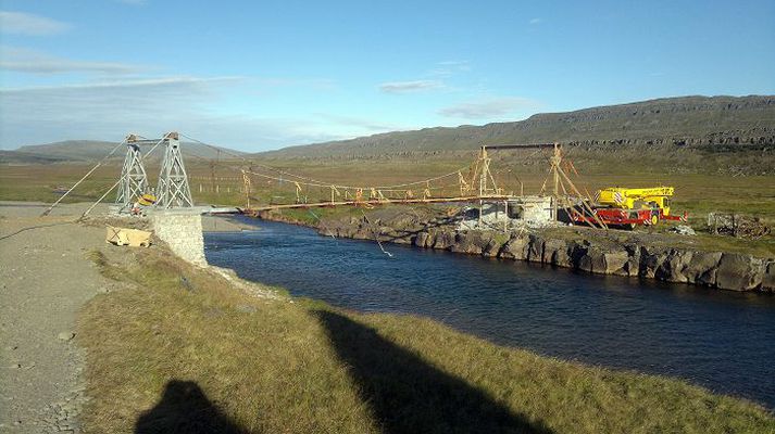 Löngu komin úr vegasambandi en verður varðveitt vegna sögulegs gildis. Örnólfsdalsá rennur í Þverá. 