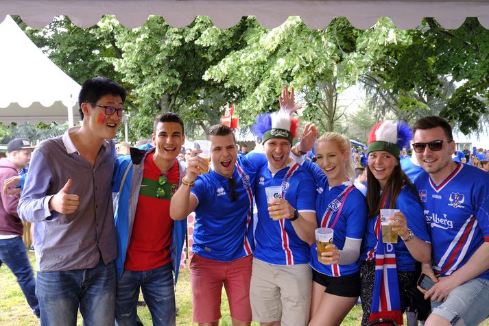Íslenskir og portúgalskir stuðningsmenn skemmta sér saman í Fan Zone.
