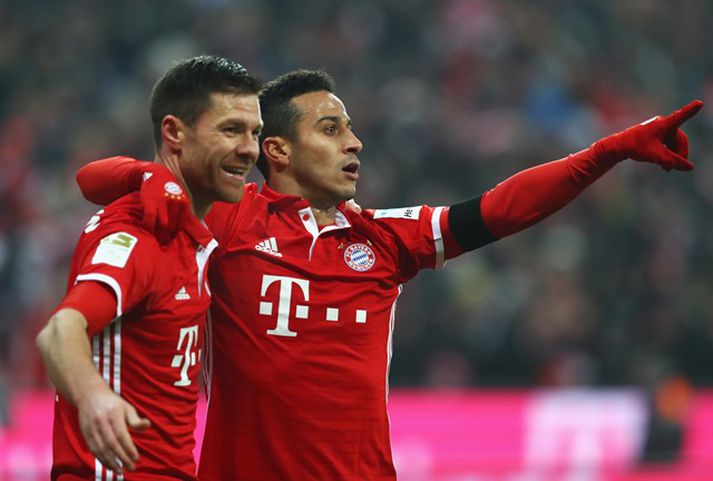 Spánverjarnir Xabi Alonso og Thiago Alcantara voru báðir á skotskónum í kvöld.