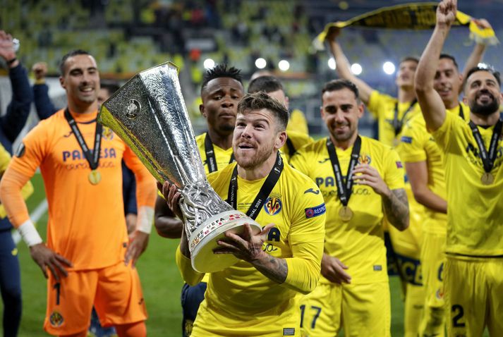 Alberto Moreno fagnar með Evrópudeildarbikarinn eftir sigur Villarreal á Manchester United.