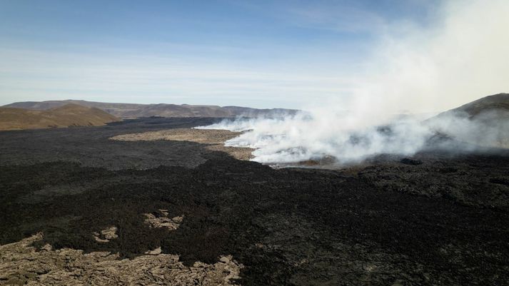 Byrjað var að dæla vatni á hraunið upp undir miðnætti.