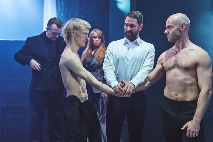 Sigurbjartur Sturla Atlason í hlutverki Hamlet, Hilmir Snær Guðnason í hlutverki Kládíusar og Hjörtur Jóhann Jónsson sem Laertes. 