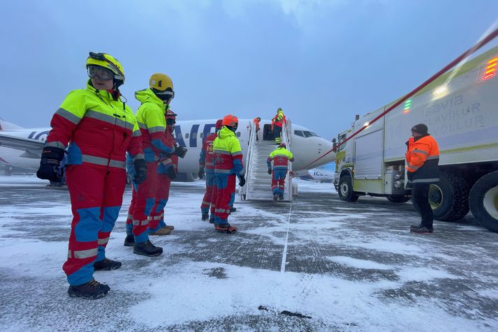 Björgunarsvetarfólk kom flugfarþegum til bjargar.