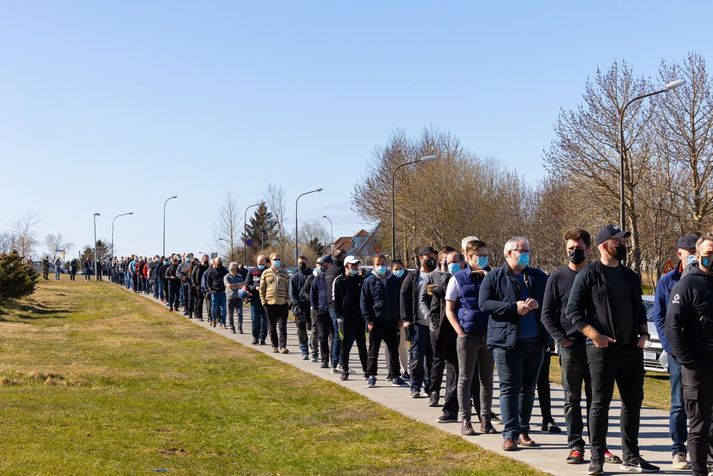 Bólusetningar með bóluefni AstraZeneca hófust í Laugardalshöll klukkan níu í morgun.