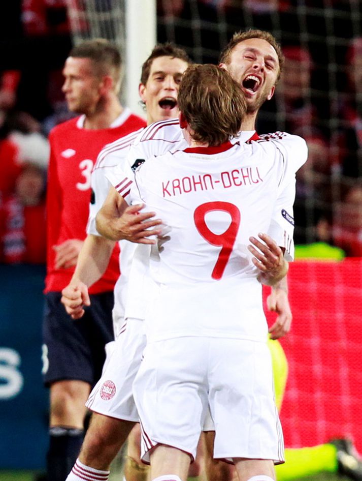Dennis Rommedahl fagnar marki sínu í kvöld.