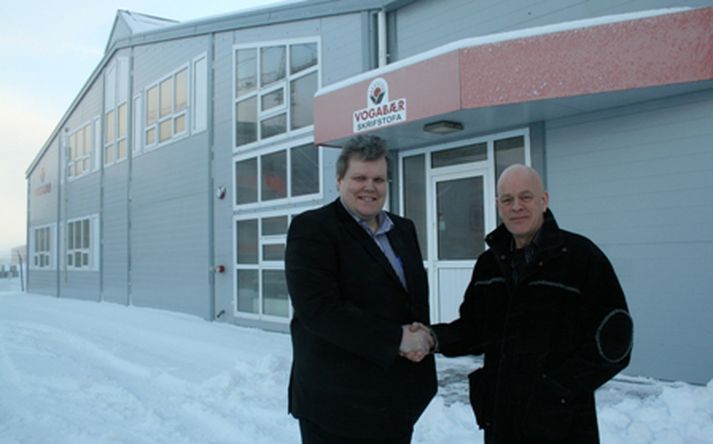 Ólafur M. Magnússon framkvæmdastjóri Mjólku, og Guðmundur Sigurðsson, stofnandi Vogabæjar, fyrir framan tilvonandi aðalstöðvar Mjólku og Vogabæjar í Hafnarfirði.