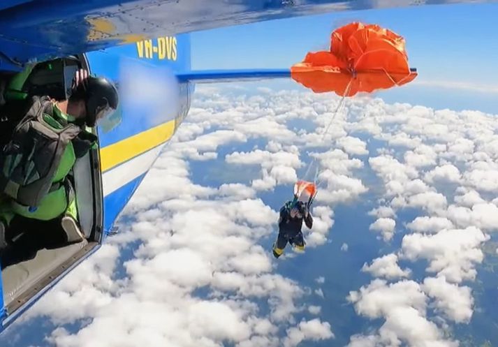 Maðurinn skall á stélinu og slasaðist lítillega á fótum, auk þess sem hann skemmdi stélið. Honum tókst að endingu að skera sig lausan.