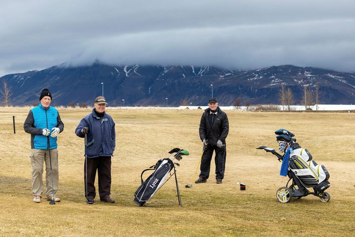 Þessir heldri kylfingar voru að iðka sér til heilsubótar hina virðulegu og ágætu íþrótt golf þegar ljósmyndari Vísis átti leið um Korpu fyrir nokkru. Því tengist þessi mynd ekki meðfylgjandi frásögn með beinum hætti. Þeir voru í góðu andlegu jafnvægi en ef fólk heldur að það detti hvorki né drjúpi af kylfingum þá er það röng ályktun að draga.