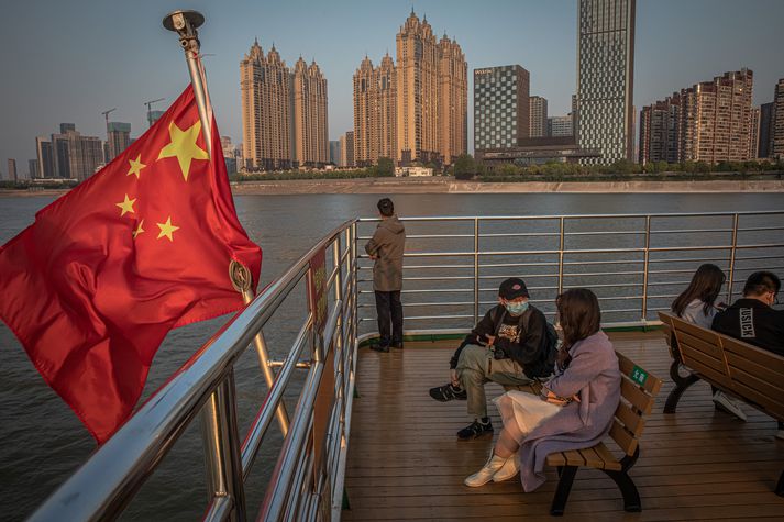 Við Yangtze-á í Wuhan. Borgin var nýlega opnuð eftir að hafa verið lokuð í ellefu vikur vegna útbreiðslu kórónuveirunnar.