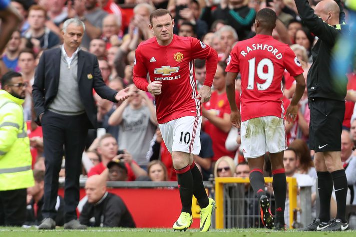 Rooney er á bekknum þriðja leikinn í röð gegn Stoke í dag.