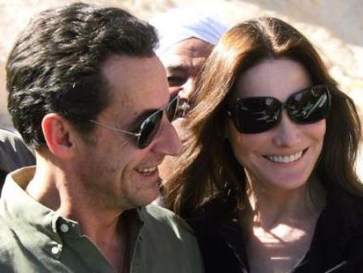 Nicolas Sarkozy Frakklandsforseti sést ér með fyrirsætunni og söngkonunni Cörlu Bruni. Þau giftu sig í nóvember 2007.