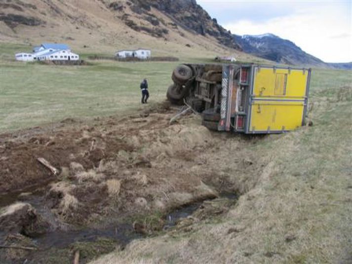 Tengivagninn rann hátt í hundrað metra áður en han valt á hliðina.