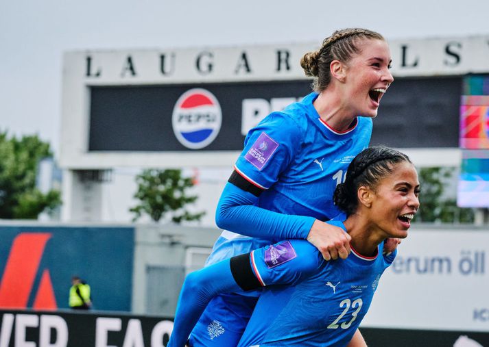 Karólína Lea Vilhjálmsdóttir og Sveindís Jane Jónsdóttir á góðri stundu með íslenska landsliðinu