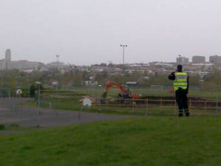 Karel gróf niður á sprengjuna í Fagralundi í Fossvogsdalnum.