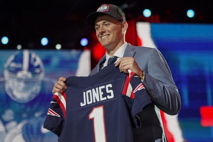 Mac Jones brosti út að eyrum eftir að New England Patriots valdi hann í nótt.