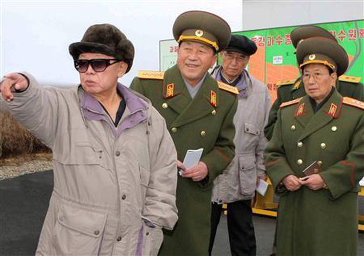 Kim Jong-il, lengst til vinstri.