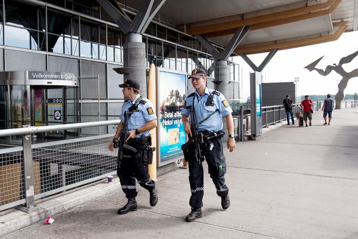 Vopnaða lögreglumenn má nú sjá á Gardermoen flugvelli og víðs vegar annars staðar um Noreg.