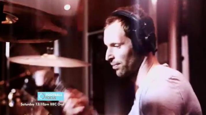 Cech er seigur á trommusettinu.