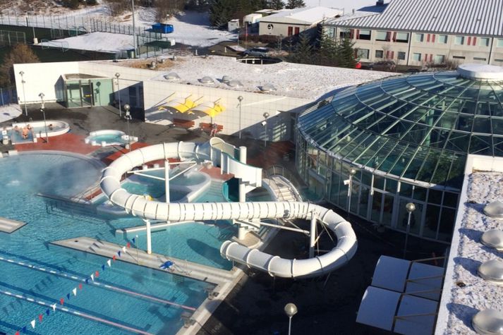 Nýja brautin er endurnýjun eldri brautar og er hún byggð ofan á burðarvirkið sem fyrir var með minniháttar breytingum.