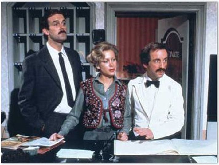 Andrew Scachs (th) lék þjóninn Manuel í Fawlty Towers.