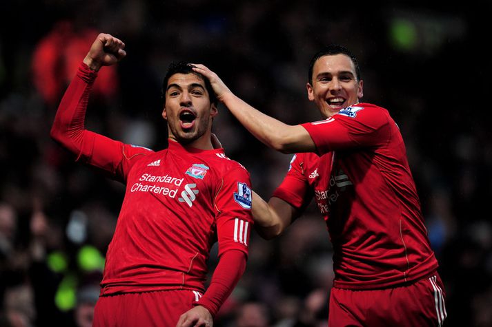 Suarez fagnar ásamt Stewart Downing á Carrow Road í dag.