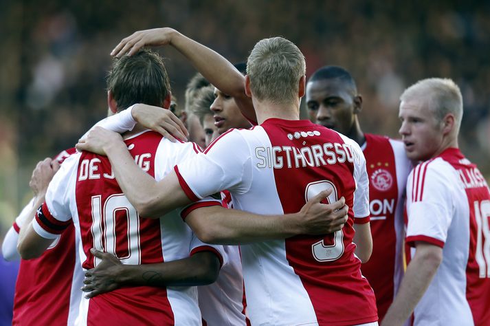 Kolbeinn og Siem De Jong fagna marki De Jong