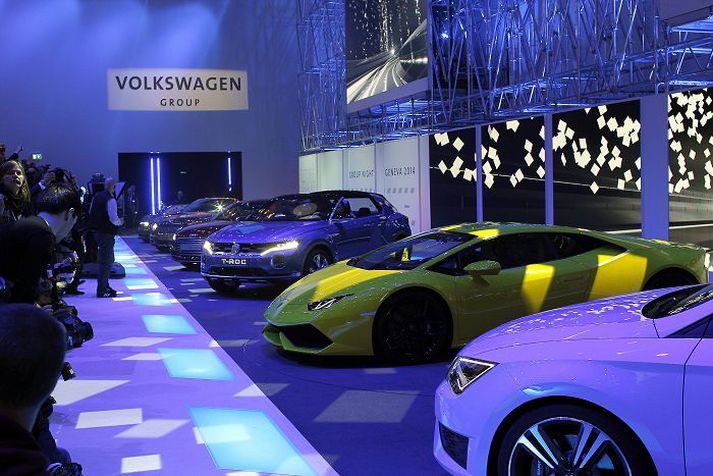 Gestir á forsýningu Volkswagen Group í Genf í Sviss á mánudag. Sýningin er hluti af 84. alþjóðlegu bílasýningunni í Genf og gladdi þar meðal annars augun nýr gulur Lamborghini Huracan. Sýningin er opin gestum og gangandi 6. til 16. þessa mánaðar. 