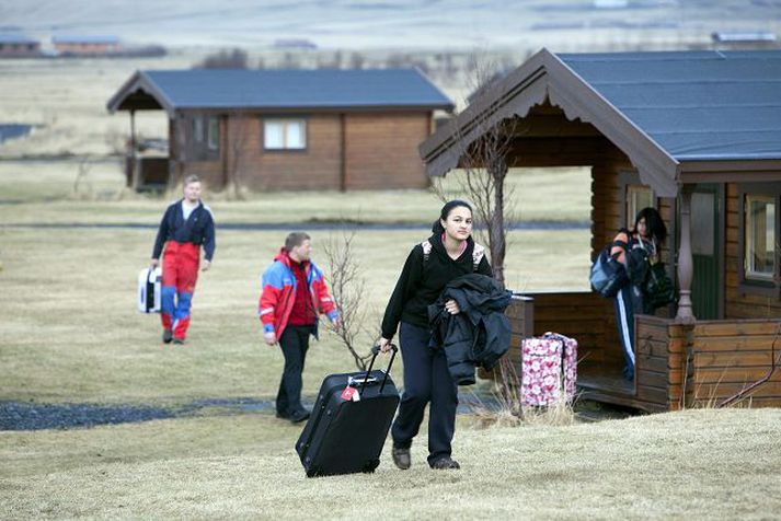 í Hellishólum Hjálparsveitarmenn aðstoðuðu breskar skólastúlkur við að bjarga föggum sínum úr gistiaðstöðu í Hellishólum eftir að búið var að loka Fljótshlíð fyrir allri umferð. Skömmu síðar fengu bændur einnig undanþágu til að sinna skepnum sínum á svæðinu. Fréttablaðið/Vilhelm