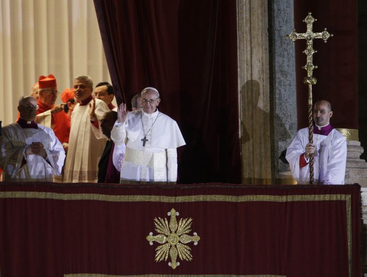Bergoglio er fyrsti páfinn frá Suður-Ameríku og tekur sér nafnið Frans fyrsti.