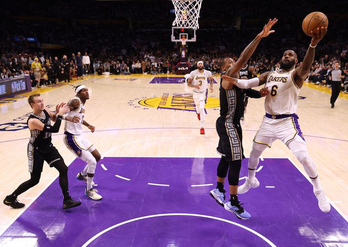 LaBron James skoraði 25 stig fyrir Lakers í nótt.
