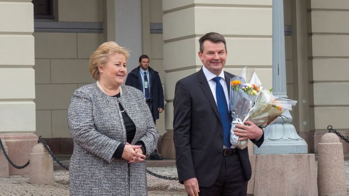 Erna Solberg, forsætisráðherra Noregs, og dómsmálaráðherrann Tor Mikkel Waras.