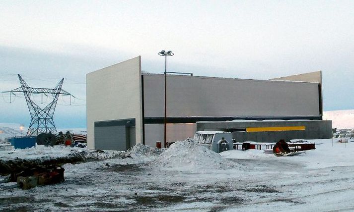 Tengivirki Búðarhálslínu. Orkuvirki setti upp háspennubúnað, en Ístak byggði, lagði slóða og smíðaði undirstöður háspennumastra.