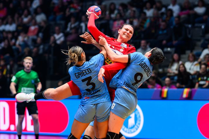 Serbinn Dragana Cvijic sækir á tvo leikmenn Úrúgvæ í kvöld, þær Sabrinu Grieco Vigna og Rosinu Gonzalez Majo.