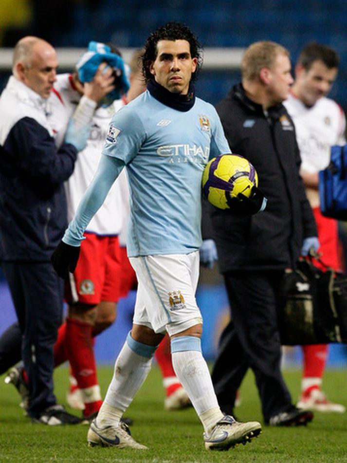 Carlos Tevez fékk að eiga leikboltann eftir þrennuna á móti Blackburn.