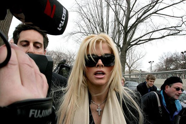 Anna Nicole lést af slysförum en talið er að hún hafi fyrir algjöra slysni gleypt of mikið magn af svefnpillum.