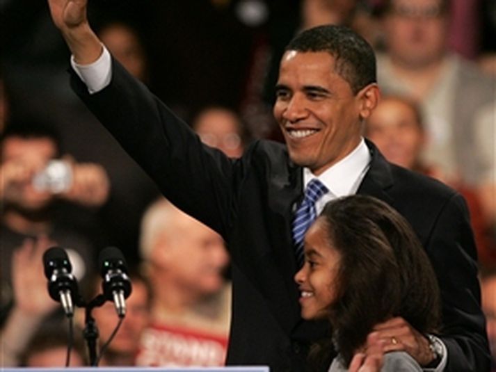 Obama ásamt dóttur sinni á kosningafundi í Iowa.